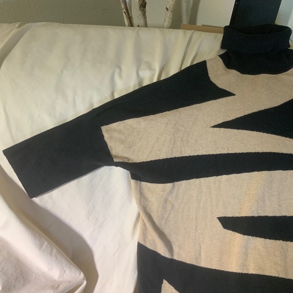 CHICO‘s SWEATER - Picture 2 of 2